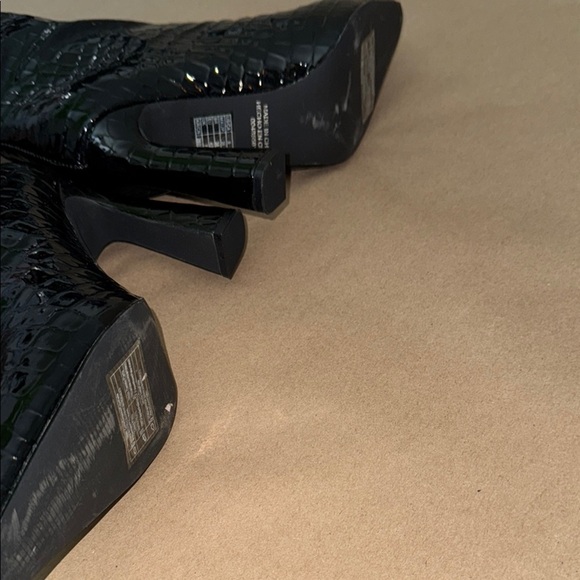 Forever 21 - Black Croc-Embossed Knee-High Boots - Picture 6 of 10